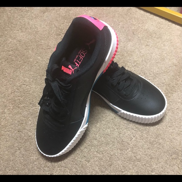 ****SOLD ****Womens Puma Soft Foam Sneaker - Picture 3 of 16